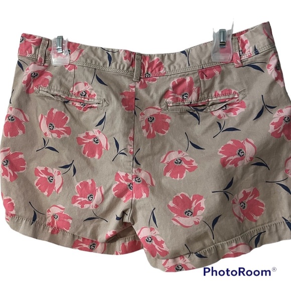A pair of Banana Republic floral shorts in size 8 - Picture 8 of 8